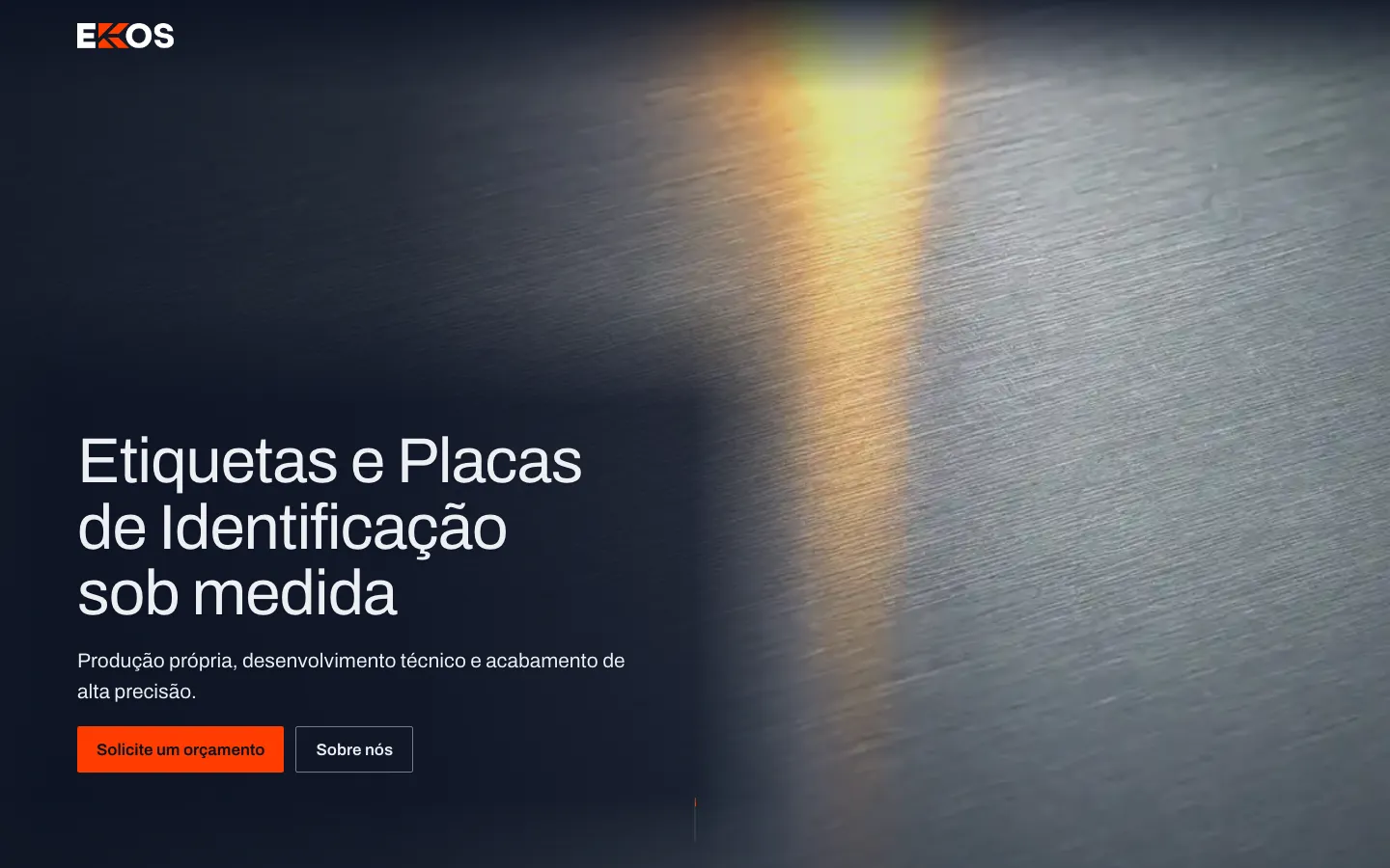 Site da EKOS: título Etiquetas e Placas de Identificação sob medida sobre metal escovado